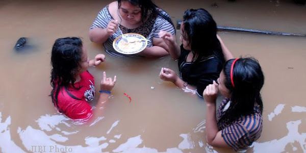 Foto Aksi Lucu Unik Saat Kebanjiran