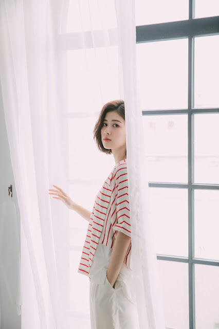 日紙窗影不對稱上衣-紅白條