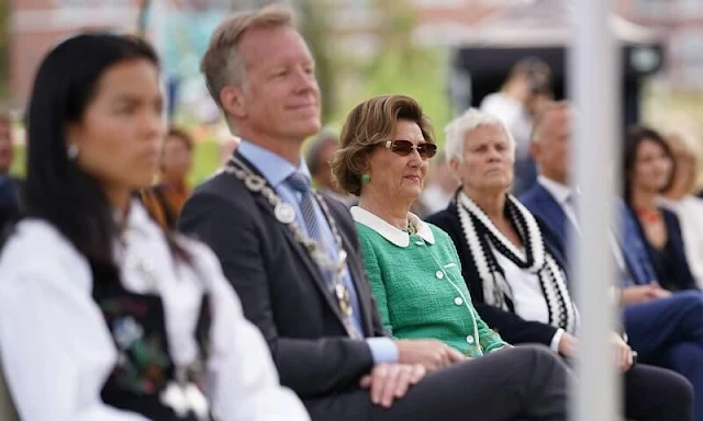 Norwegian Veterinary Institute. Queen Sonja wore a green tweed jacket and white trousers, green stone necklace and earrings