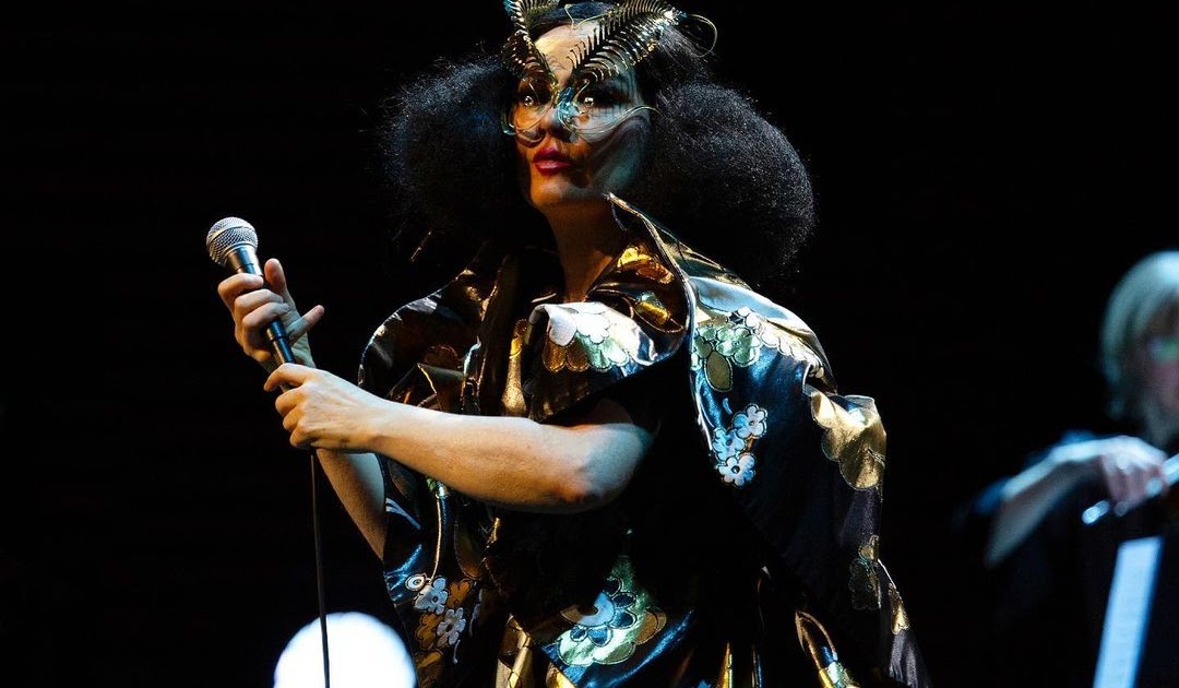 No último show da residência Orkestral na Islândia, Björk entrega 