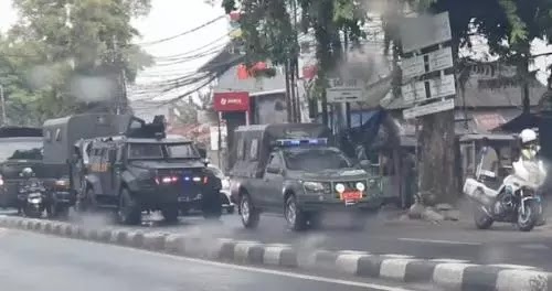 Bunyikan Sirene, Begini Penampakan Pasukan Khusus TNI 'Unjuk Kekuatan' di Depan Markas FPI
