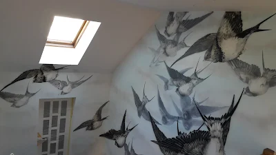 Malowanie lecących jaskółek na ścianie, abstrakcyjny obraz do nowoczesnego wnętrza, aranżacja klatki schodowej, mural
