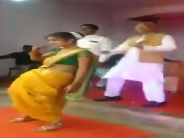NCP MP Madhukar Kukde shakes a leg with girl students during school function in Bhandara, New Delhi, News, Politics, Social Network, Video, Dance, NCP, National