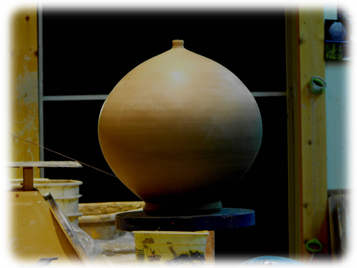 pottery technique round spherical closed form potter's wheel