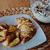 Filet z indyka podany z sałatką i pieczonymi ziemniakami