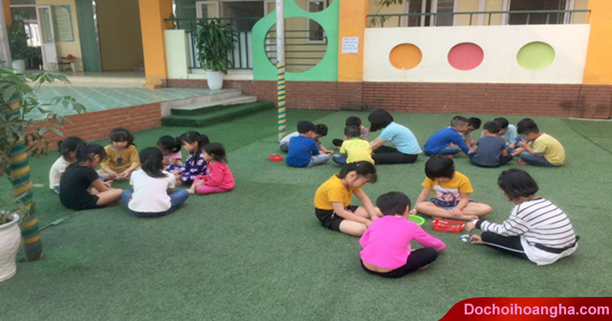 Hình ảnh: Trẻ xếp sỏi, hột, hạt hình chữ cái Hình ảnh: Trẻ xếp sỏi, hột, hạt hình chữ cái