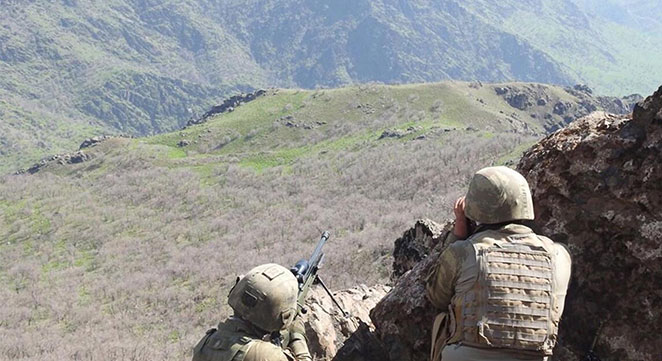 Diyarbakır Hazro'da 3 PKK'li öldürüldü Diyarbakır Hazro'da 3 PKK'li öldürüldü