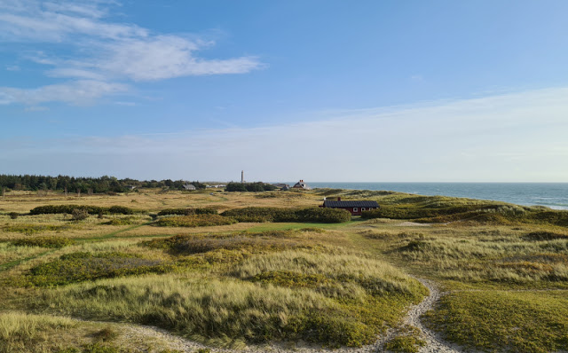 Dänemark-Urlaub: Ein Leuchtturm-Tag in Skagen. Die Aussicht vom "Vippefyret" ist phänomenal, man sieht auch den grauen Leuchtturm und über das Kattegat, die Ostsee-Seite von Skagen und Grenen.