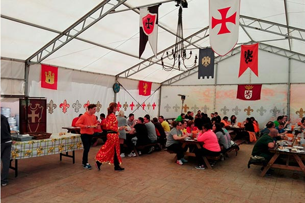 Foto de personas en el gran salón del poblado medieval