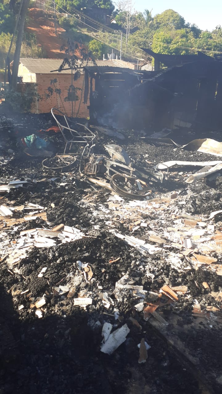 Casa pega fogo em Parauapebas e família perde tudo.  Um incêndio atingiu uma casa de madeira, na rua João Paulo II, sem número, no bairro Nova Vitória. Tudo ocorreu por volta de 1h:20, da madrugada desta terça-feira (27), em Parauapebas.  Um casal estava dentro da residência no momento em que começou o incêndio. A suspeita é que fogo tenha iniciado por causa de curto-circuito em uma Motocicleta que estava na sala. Francisco Pereira de Souza, de 57 anos, estava no quarto juntamente com sua esposa, a dona Maria da Conceição da Silva, de 47 anos, no momento do Incêndio.   "Estávamos dormindo e quando acordamos, foi com a fumaça, quando olhei para sala, vi a moto  pegando fogo, só deu tempo de sair correndo pela porta dos fundos." disse seu Francisco.   A família que estava dentro da residência não sofreram ferimentos e saíram da casa antes que o fogo tomasse grandes proporções.  O Corpo de Bombeiros foi acionado e esteve no local com rapidez, mas, com o combustível da moto e por ser de madeira a casa, em poucos minutos ela foi consumida pelas chamas.  O casal não tem condiçõe para conseguir reconstruir a casa. O Portal Pebão pede encarecidamente aos nossos leitores, que ajude essa família.   Endereço para doações: Av Skal, número 86, bairro Nova Vitória, em frente a igreja adventista. Casa pega fogo em Parauapebas e família perde tudo.  Um incêndio atingiu uma casa de madeira, na rua João Paulo II, sem número, no bairro Nova Vitória. Tudo ocorreu por volta de 1h:20, da madrugada desta terça-feira (27), em Parauapebas.  Um casal estava dentro da residência no momento em que começou o incêndio. A suspeita é que fogo tenha iniciado por causa de curto-circuito em uma Motocicleta que estava na sala. Francisco Pereira de Souza, de 57 anos, estava no quarto juntamente com sua esposa, a dona Maria da Conceição da Silva, de 47 anos, no momento do Incêndio.   "Estávamos dormindo e quando acordamos, foi com a fumaça, quando olhei para sala, vi a moto  pegando fogo, só deu tempo de sair correndo pela porta dos fundos." disse seu Francisco.   A família que estava dentro da residência não sofreram ferimentos e saíram da casa antes que o fogo tomasse grandes proporções.  O Corpo de Bombeiros foi acionado e esteve no local com rapidez, mas, com o combustível da moto e por ser de madeira a casa, em poucos minutos ela foi consumida pelas chamas.  O casal não tem condiçõe para conseguir reconstruir a casa. O Portal Pebão pede encarecidamente aos nossos leitores, que ajude essa família.   Endereço para doações: Av Skal, número 86, bairro Nova Vitória, em frente a igreja adventista.