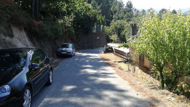 estacionamento do lado da estrada