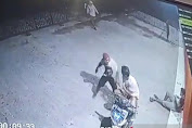 Kawanan Begal Sadis Terekam CCTV saat Menghujani Korban dengan Empat Tusukan