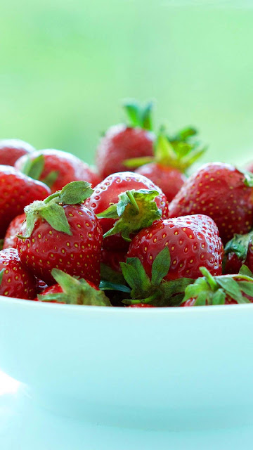 Bowl wallpaper image with fresh strawberries