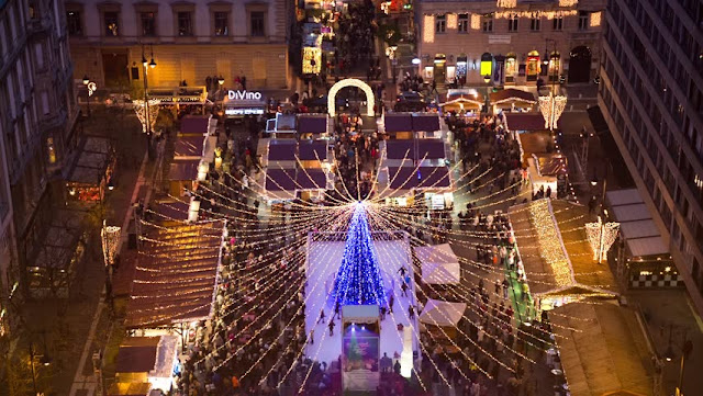alt="Christmas towns,Christmas cities,Christmas,Christmas counties,best places in Christmas,Christmas decoration,Christmas colors,street, architecture,Budapest, Hungary"