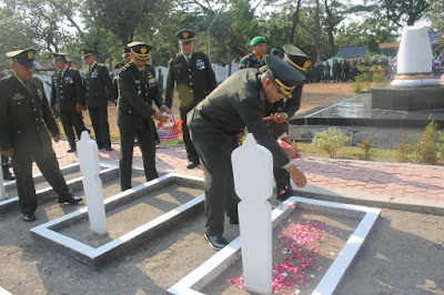 KODIM 0725 SRAGEN MELAKSANAKAN UPACARA ZIARAH NASIONAL DALAM RANGKA HUT TNI KE-73 TAHUN 2018