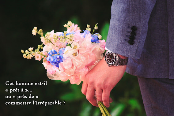 Bouquet de fleurs tenu par un futur marié. Texte sur l’image : Cet homme est-il « prêt à » ou « près de » commettre l’irréparable ?