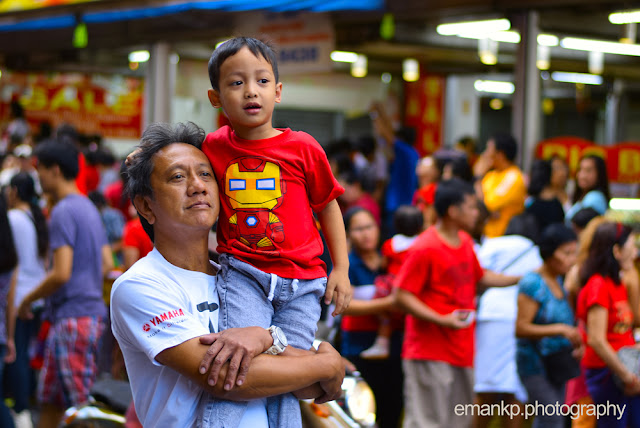 CHINATOWN PHOTOWALK 2016: Boy in father's shoulders CHINATOWN PHOTOWALK 2016: Boy in father's shoulders