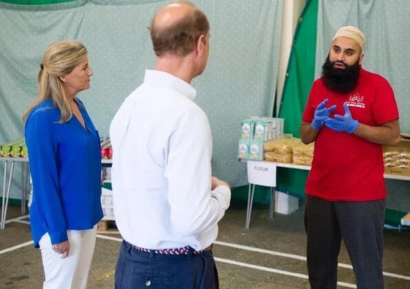 The Earl and Countess of Wessex joined volunteers at Shah Jahan Mosque, where they helped pack food parcels