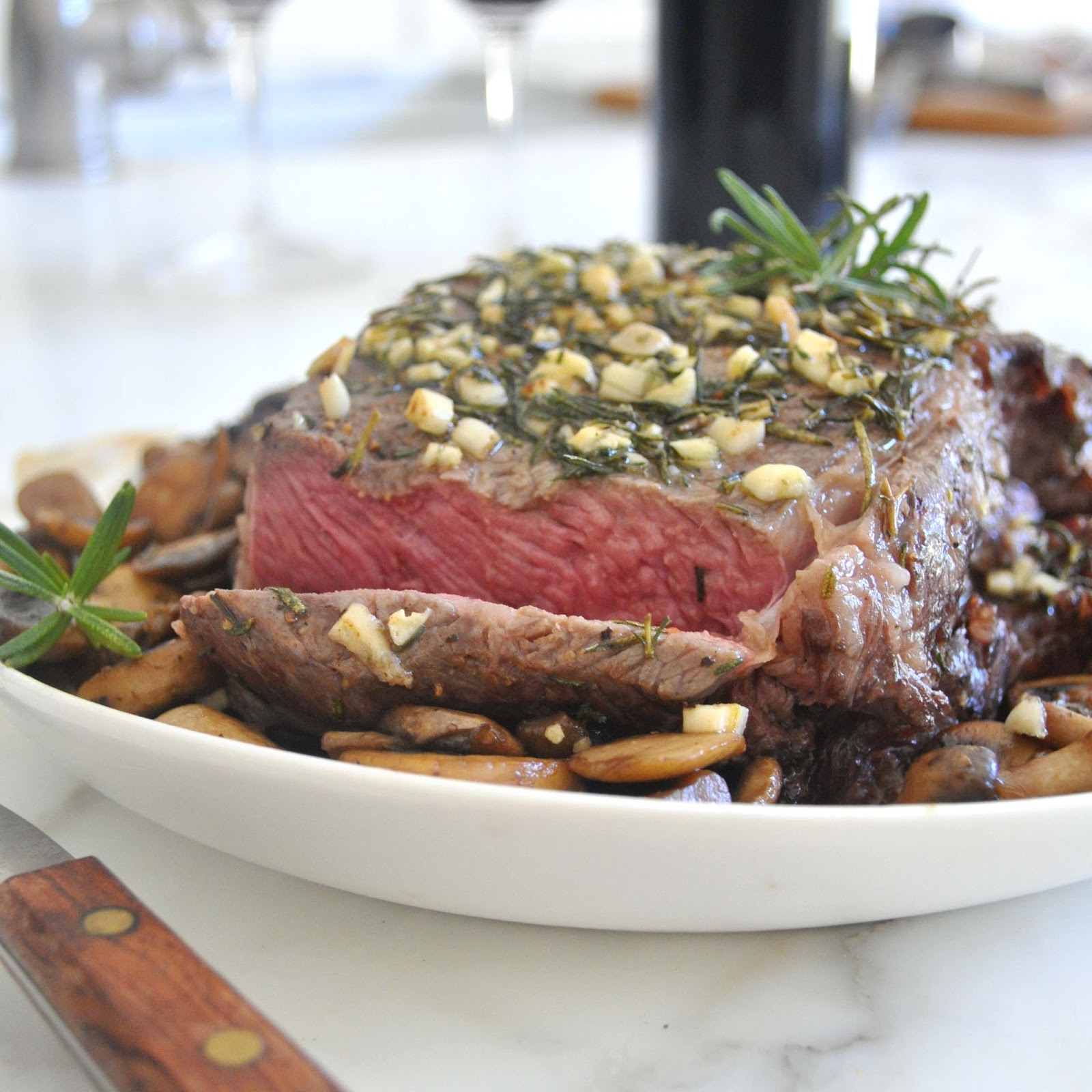 мясо в духовке говядина. сочная говядина в рукаве. говядина в духовке в фольге куском. сочная говядина в рукаве. говядина в духовке сочная и мягкая.