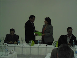 María Victoria Meniccuci entrega Documento a Jaime González, Presidente de Copardom