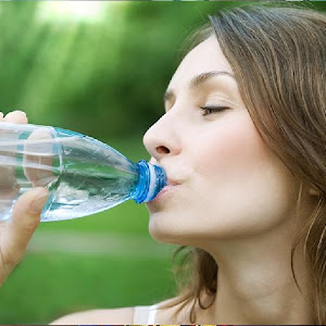 Почему вода не утоляет жажду. Девушка пьет воду. Сильная жажда. Девушка пьет минеральную воду. Фото токсичной жидкости.
