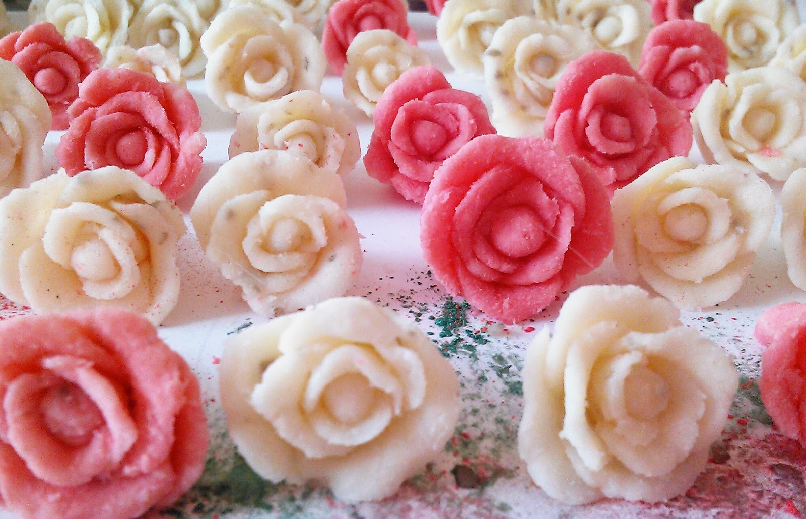 Розы из мыла. Мыло розочки. Розы из мыла. Мыльные розы мастер класс. Розы тиз мыло.