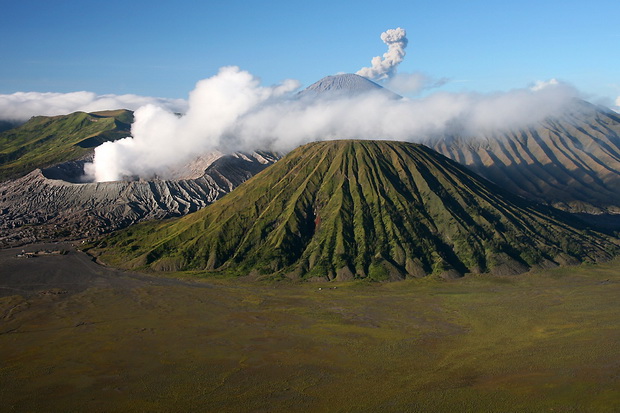 WASPADA : Abu Vulkanik dan Sinar Api di Gunung Bromo Semakin Meningkat WASPADA : Abu Vulkanik dan Sinar Api di Gunung Bromo Semakin Meningkat