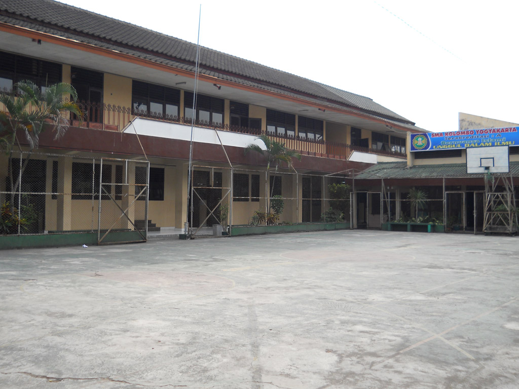 SMA KOLOMBO gambar halaman sekolah 