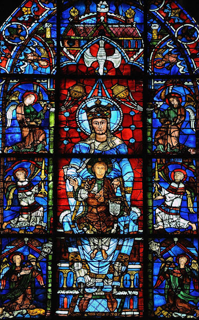 Фрагмент витража «Богородица из красивого стекла», Шартрский собор. Фото: Wikipedia