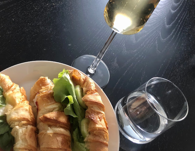 Täytettyjä croisantteja ja shanpanjaa Täytettyjä croisantteja ja shanpanjaa