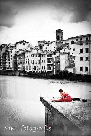 Schilderes boven de rivier de Arno in Florence