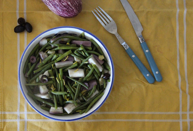 Cuillère et saladier : Salade de haricots verts, aubergines, citron et olives