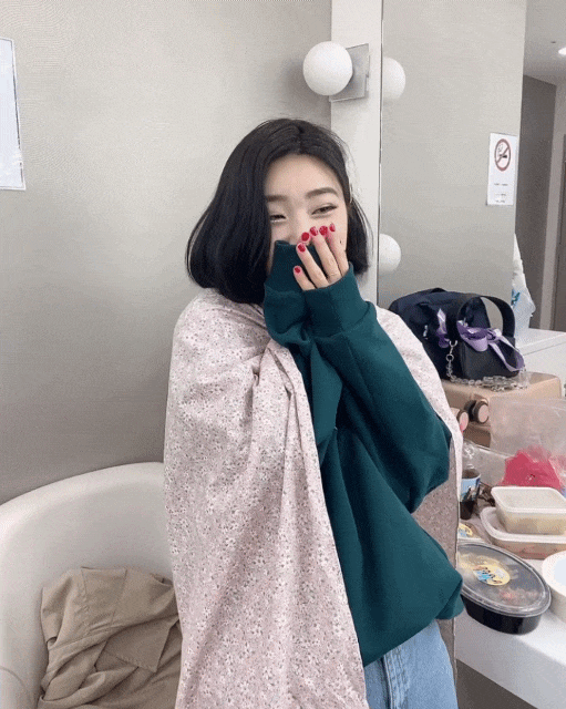 [연예] [움짤]         [쁘걸]도시락 조공 받고 이렇게 많이 웃는 단발좌라니 -  와이드섬