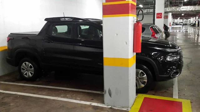 Fiat Toro Flex Automática - estacionar em shopping