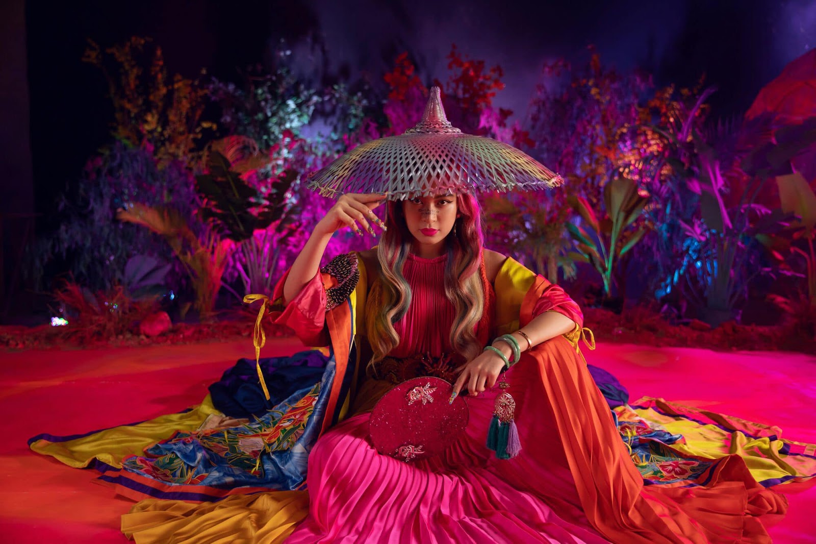 Hot girl…Hoàng Thùy Linh 2 – Aed