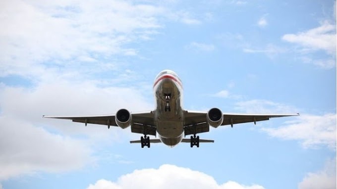 Κορονοϊός: Viral η φωτογραφία με επιβάτη αεροπλάνου να φορά... κράνος (ΦΩΤΟ)