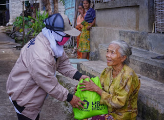 HBK Peduli Terus Sasar Warga Miskin P. Lombok Untuk Berbagi Sembako