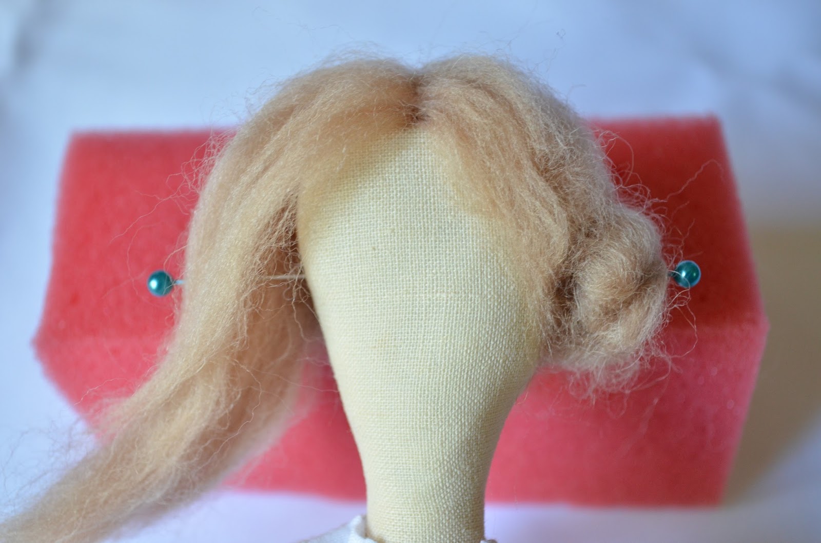 Волосы куклы из шерсти. Волосы куклы из шерсти. Привалять волосы кукле. Волосы кукле из пряжи для валяния. Волосы из шерсти для куклы мастер класс.