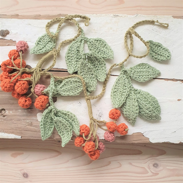 crochet garland : rowan berry *  free Tutorial * Häkelgirlande Vogelbeeren
