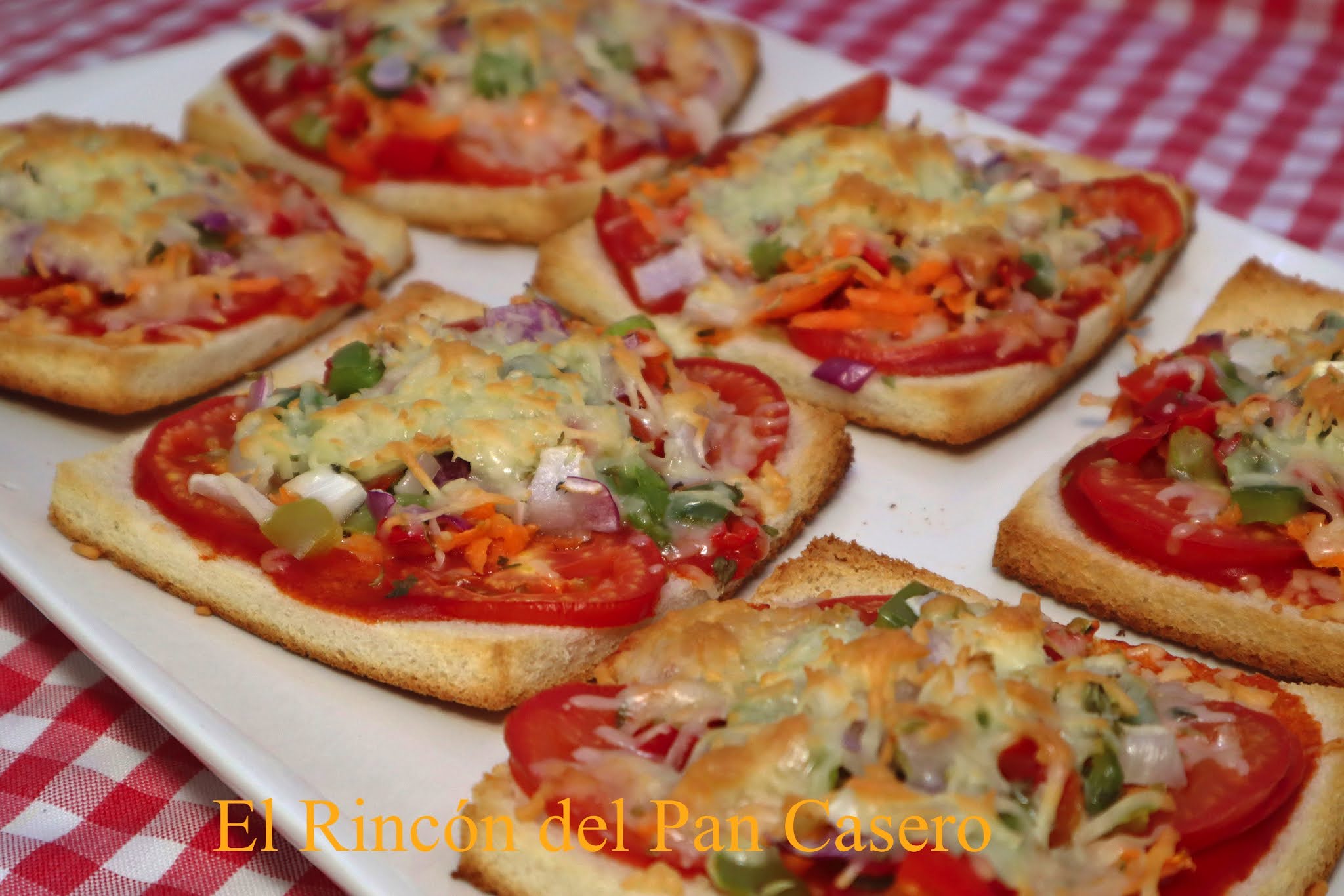 Cena super rápida mini pizzas de pan de molde con verduras