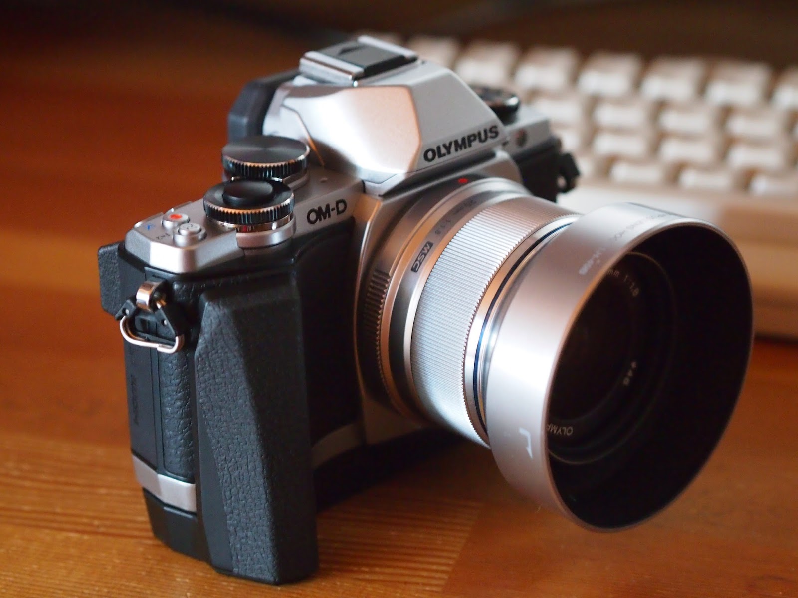 カメラM.ZUIKO DIGITAL 25mm F1.8 フード付き - レンズ(単焦点)