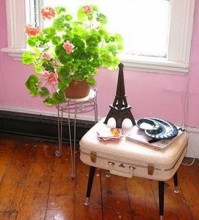 reciclar maleta en forma de mesa auxiliar