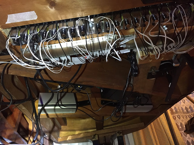 Photo du câblage du piano automatique en cours 
