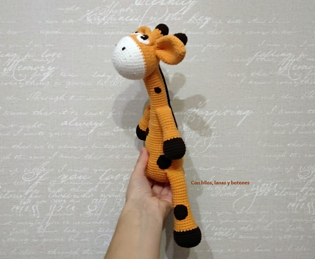 Con hilos, lanas y botones: Greta jirafa amigurumi (patrón Cucapuntoes)