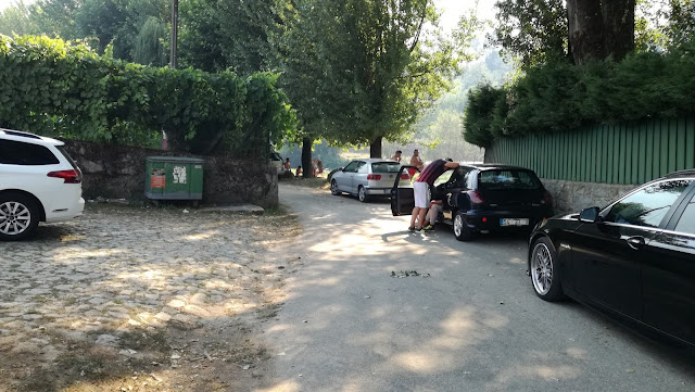 Parque de estacionamento ao lado da Praia Fluvial