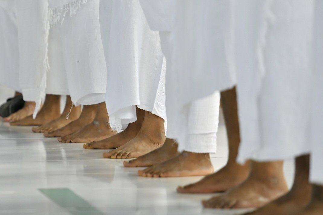 Penampakan Shalat Subuh Pertamakali Tanpa Jaga Jarak di Masjidil Haram