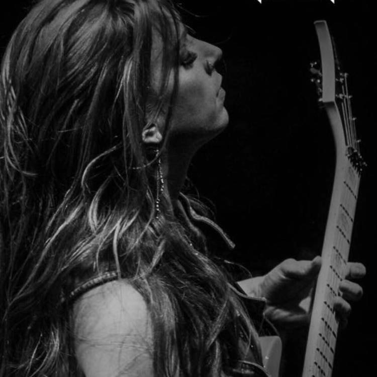 Skinny Devil Magazine: GUITAR GODS: Courtney Cox