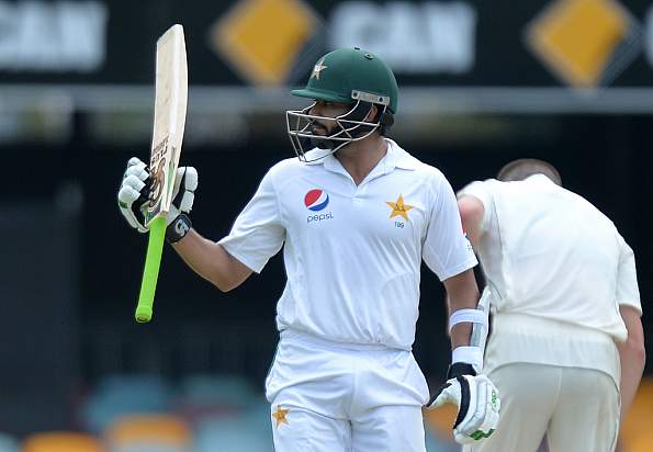 Snapshots: Azhar sustains nasty blow and Smith's buttery fingers Snapshots: Azhar sustains nasty blow and Smith's buttery fingers