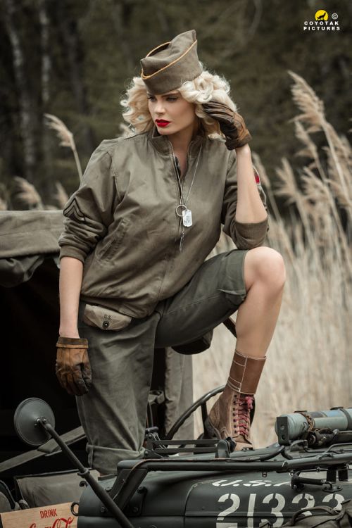 As belas modelos como pin-ups vintage de guerra na fotografia de Coyot Coyotak Coyot Coyotak Pictures 500px arte fotografia mulheres modelos sensuais beleza fashion pin-ups vintage guerra