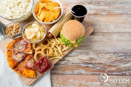 Perut buncit seringkali kali menciptakan orang tak percaya diri dan kesulitan dalam berpakaia Ini Dia 7 Daftar Makanan Penyebab Perut Buncit